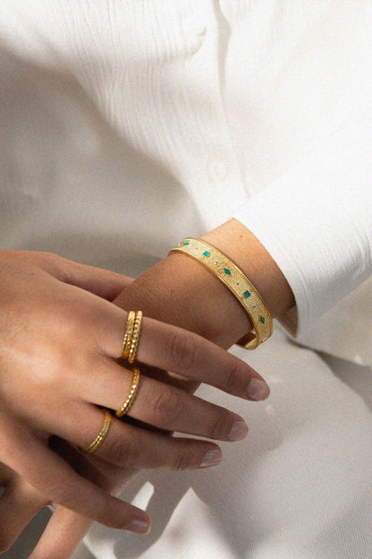 Guldarmband Adriana med smaragdgrön emalj | Bacci Paris