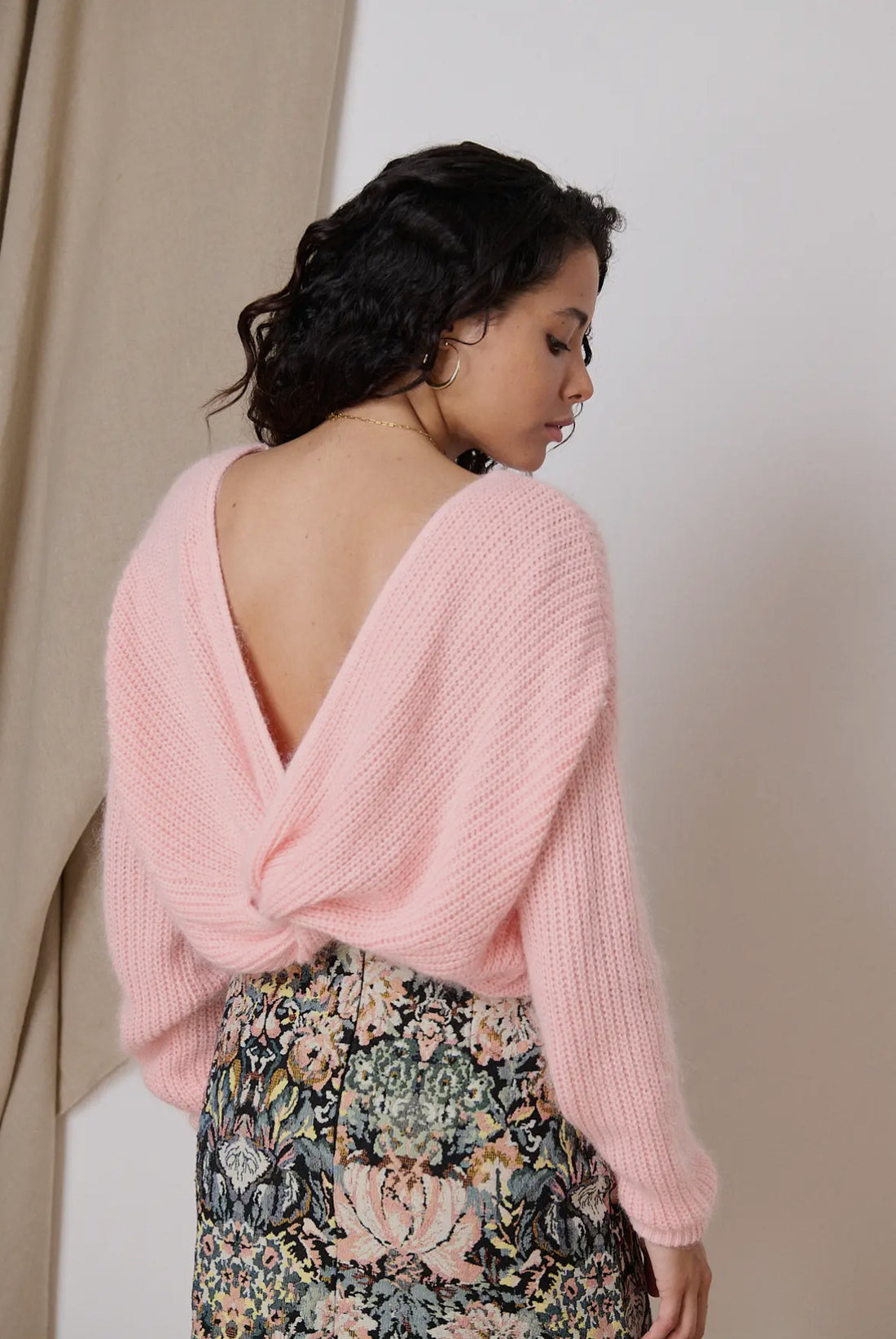 Babyrosa stickad tröja med öppen rygg och rosettknut