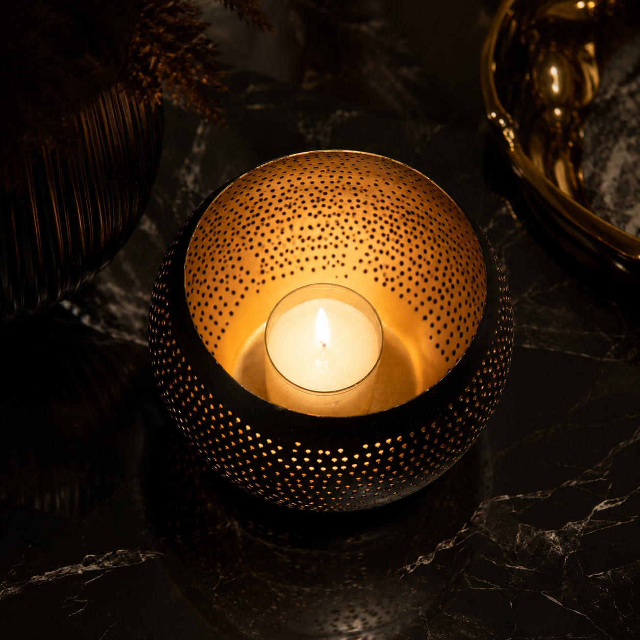 The Pierced Ball Black Gold – Ljuslykta i mässing | Bazar Bizar