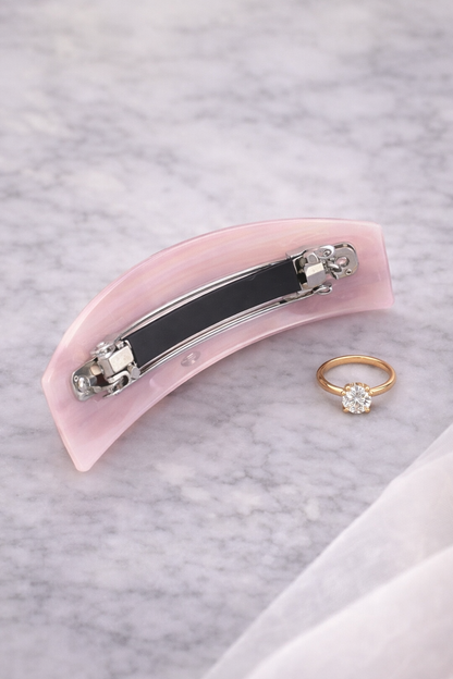 Camille Barrette | Rosa hårspänne i pärlemorsfinish