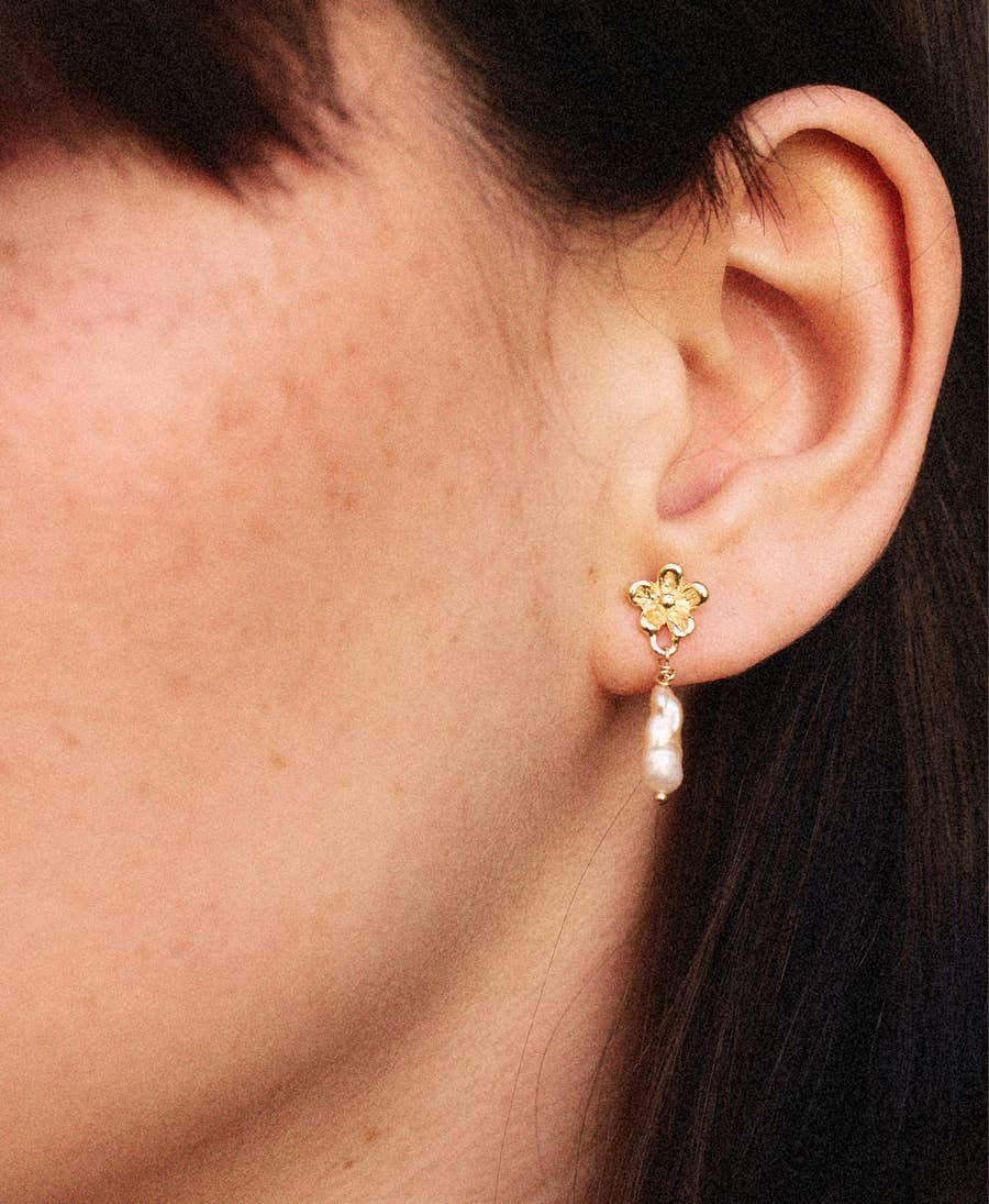 Giardino Tiny Pearl Earrings – 18K guldpläterade örhängen med äkta pärlor från Ann Acid