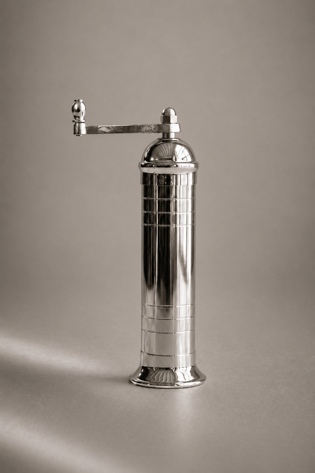 «Chrome Mill» – salière polie de 8 po, Alexander Handcrafted Mills