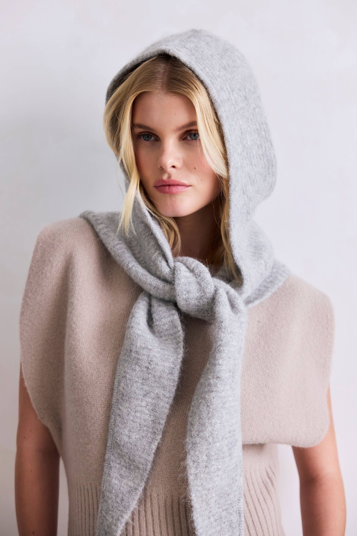 Alpaca Hooded Scarf i Blizzard Grey | Arctic Fox &amp; Co.
