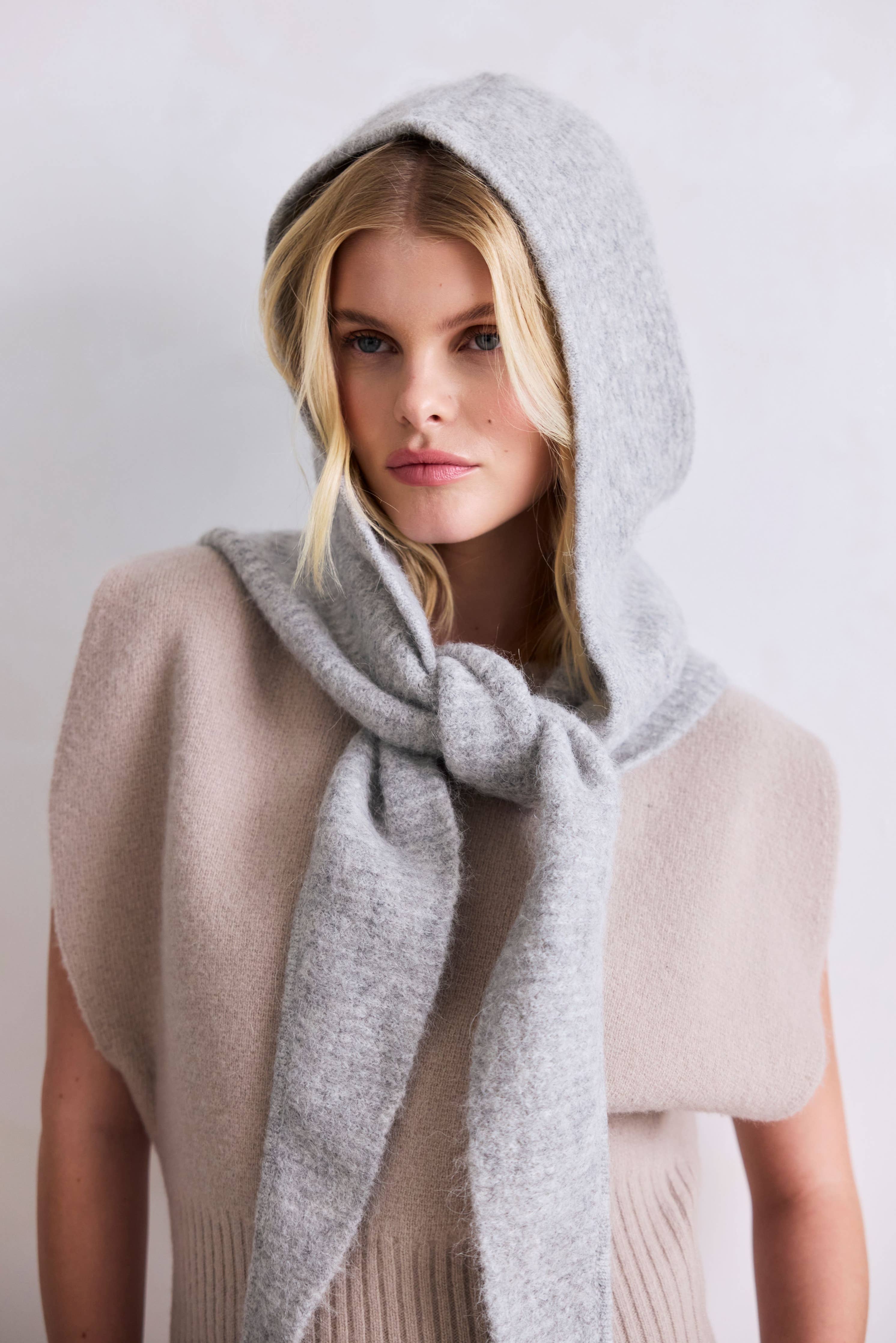 Alpaca Hooded Scarf i Blizzard Grey | Arctic Fox &amp; Co.
