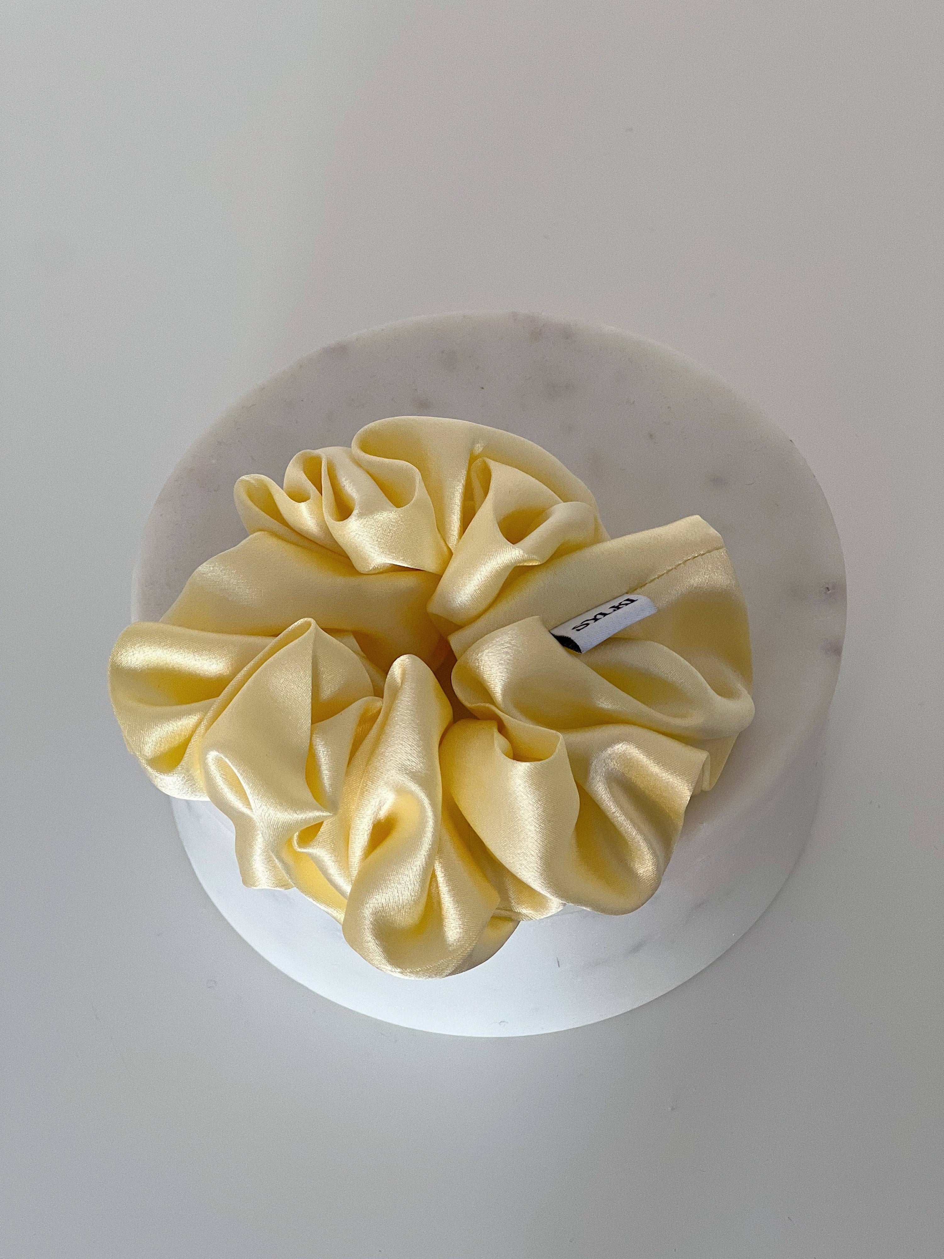 SYLKI Siden Scrunchie – Pastellgul