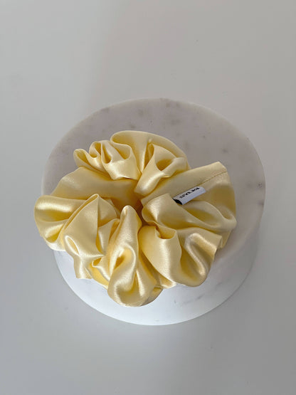 SYLKI Siden Scrunchie – Pastellgul