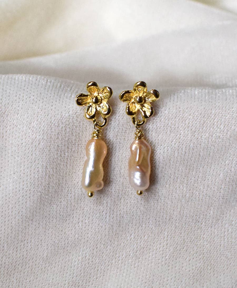 Giardino Tiny Pearl Earrings – 18K guldpläterade örhängen med äkta pärlor från Ann Acid