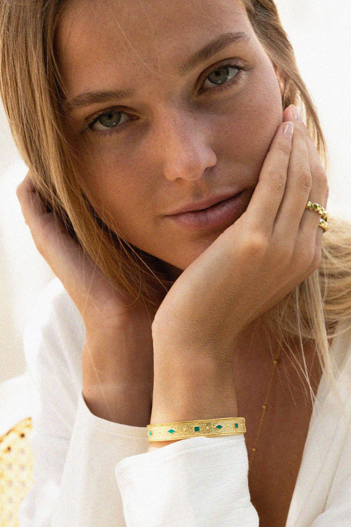 Guldarmband Adriana med smaragdgrön emalj | Bacci Paris