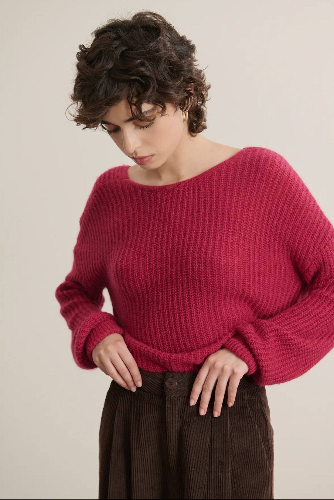 Stickad tröja i mohair-look med öppen rygg och rosett