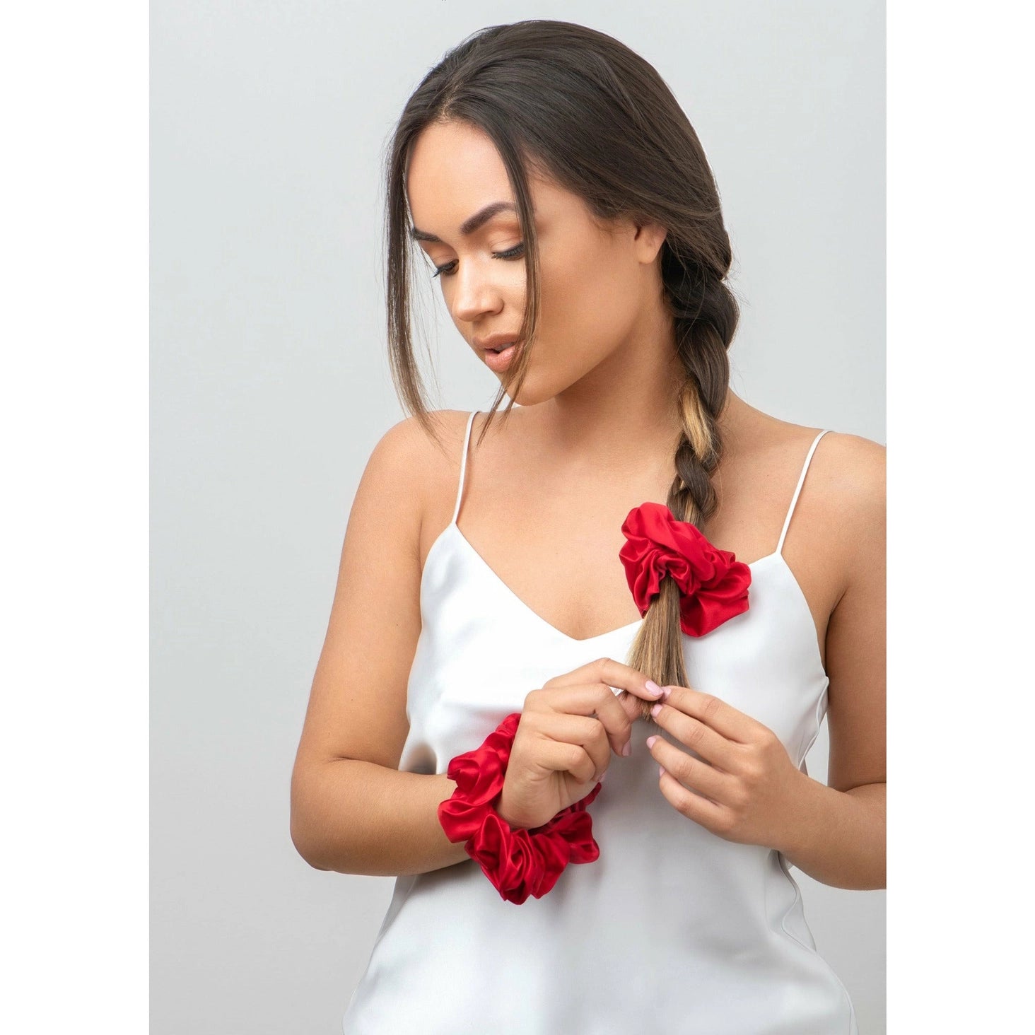 Rubinrotes Scrunchie aus reiner Seide