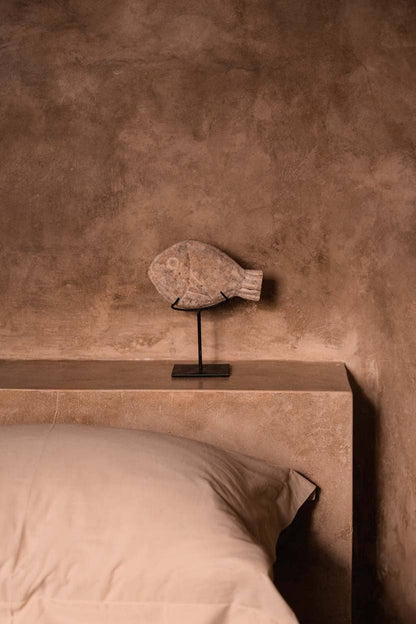 The Fish Stone | Skulptur i Sandsten på stativ