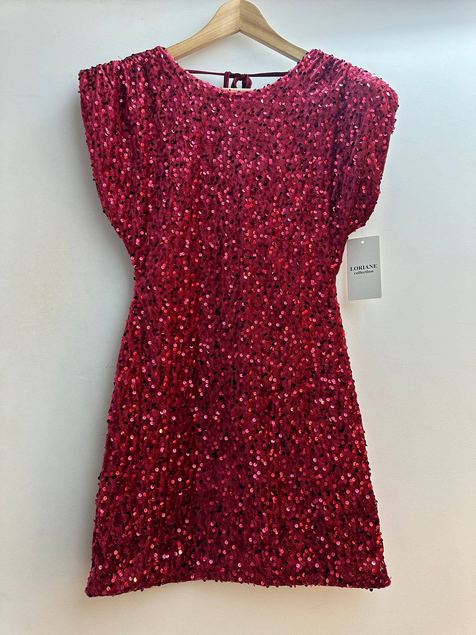 Kurzes Pailletten-Samtkleid mit tiefem Rückenausschnitt