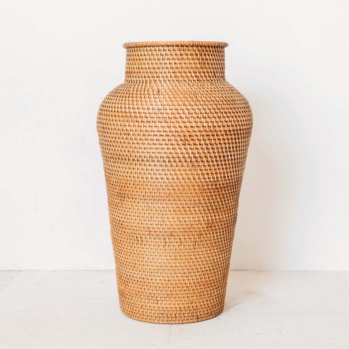 Große Rattan-Vase Bodenvase Ø 30 cm | Handgemachte Naturvase Kidung