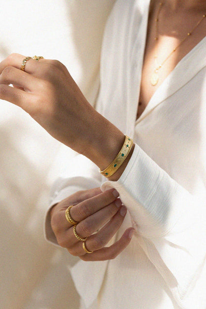 Guldarmband Adriana med smaragdgrön emalj | Bacci Paris