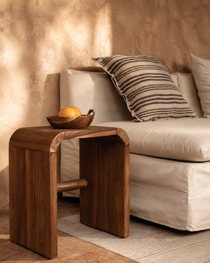 Arc Sidobord i Återvunnen Teak – Handgjort Natur | Bazar Bizar