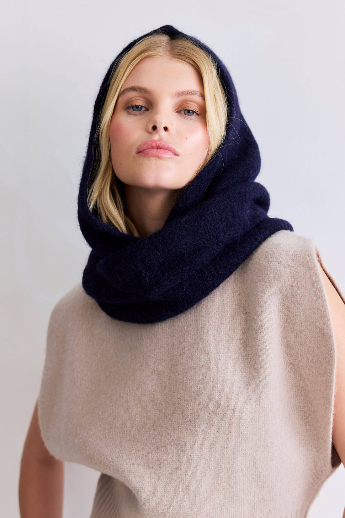 Alpaca Hooded Scarf i Djuphavsblå | Arctic Fox &amp; Co.