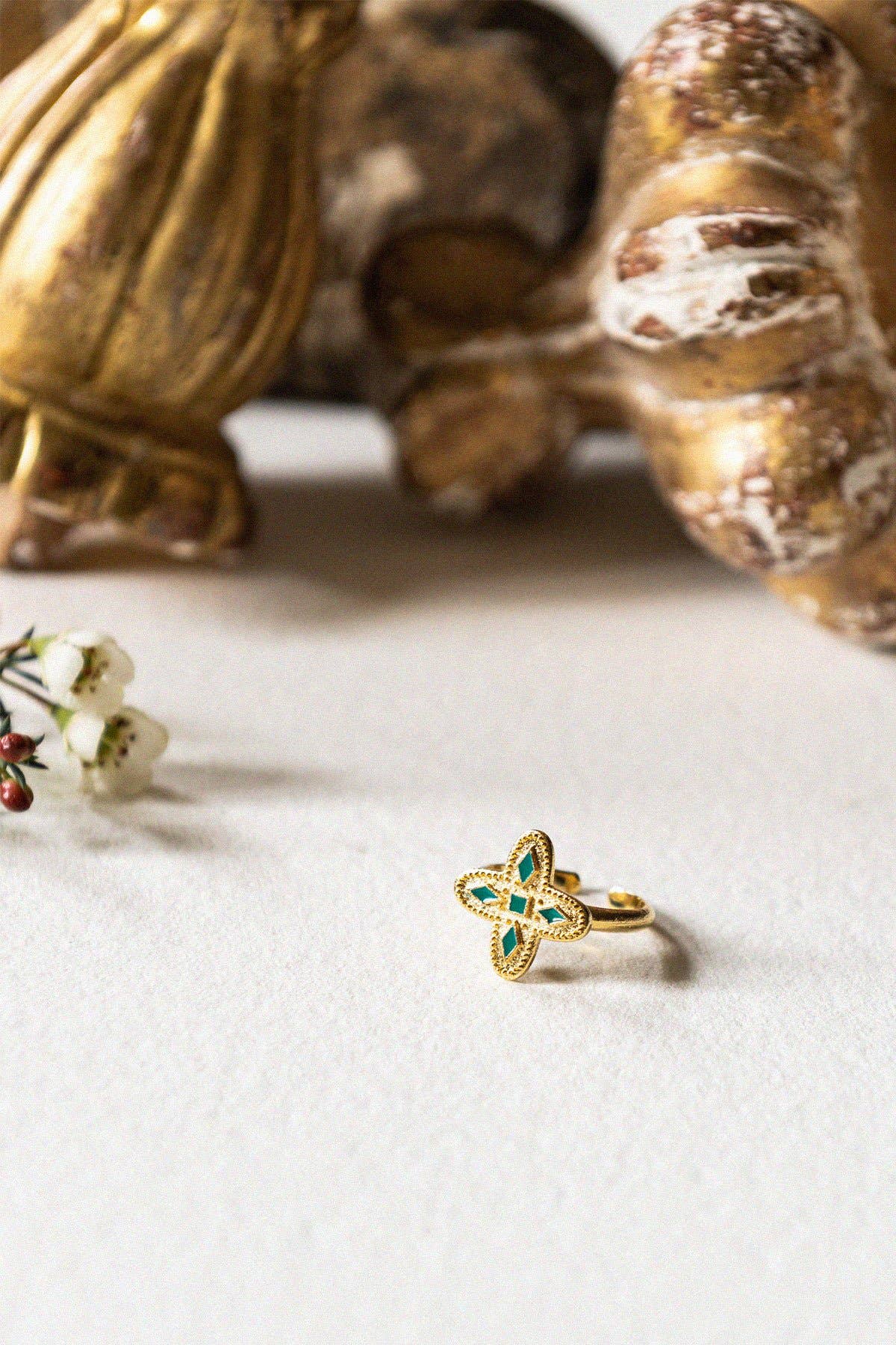 Adriana ring i guldplätering med smaragdgrön emalj | Bacci Paris