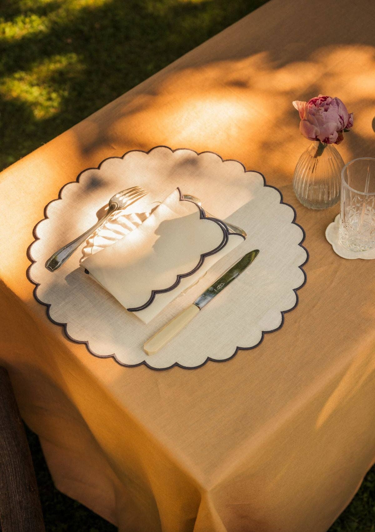 Linneunderlägg med scalloped kant – Vit &amp; Skifferblå (2-pack)