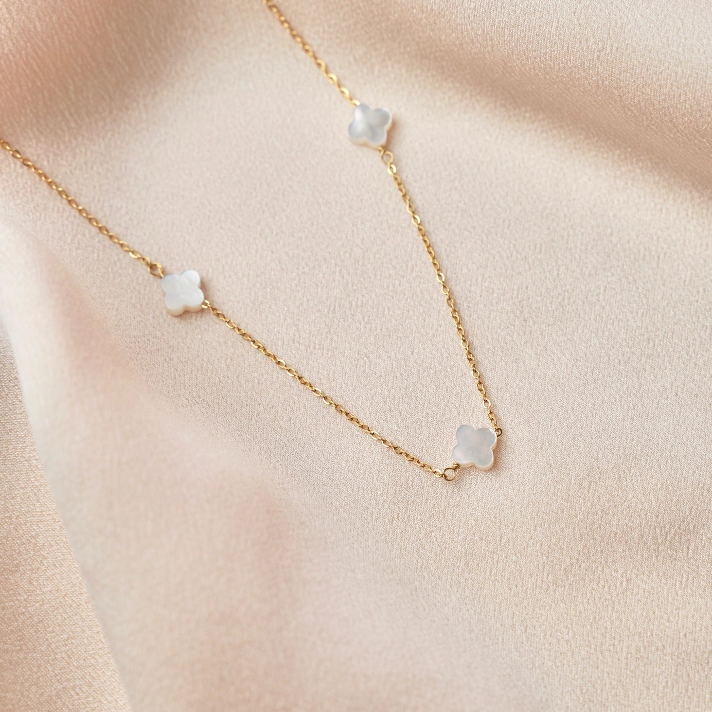 Necklace with four-leaf clover charms in mother-of-pearl, Victoire Collection