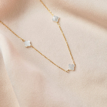 Necklace with four-leaf clover charms in mother-of-pearl, Victoire Collection