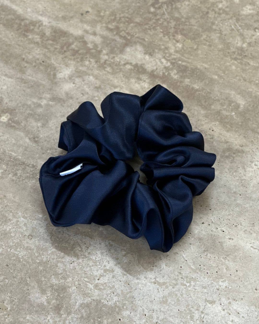 SYLKI Siden Scrunchie – Marinblå