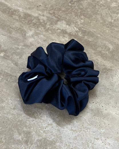 SYLKI Siden Scrunchie – Marinblå