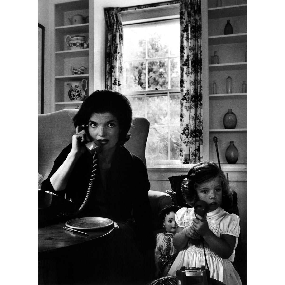 Acrylglasbild – Jackie Kennedy &amp; Dottern (Svartvit)