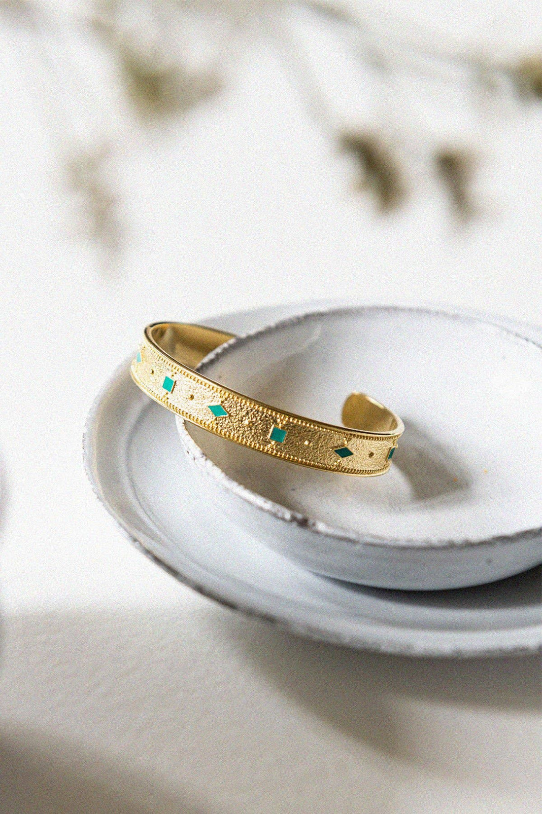 Guldarmband Adriana med smaragdgrön emalj | Bacci Paris