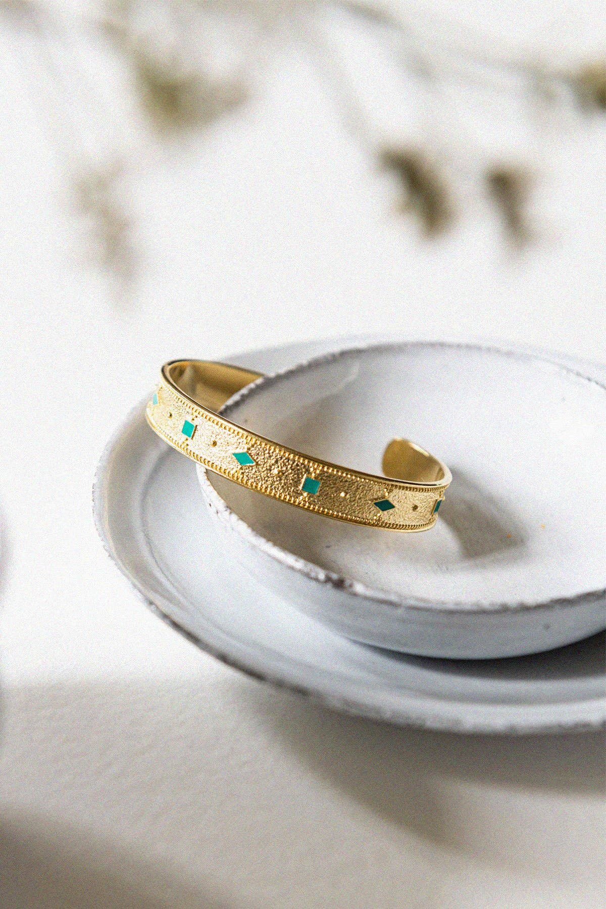 Guldarmband Adriana med smaragdgrön emalj | Bacci Paris