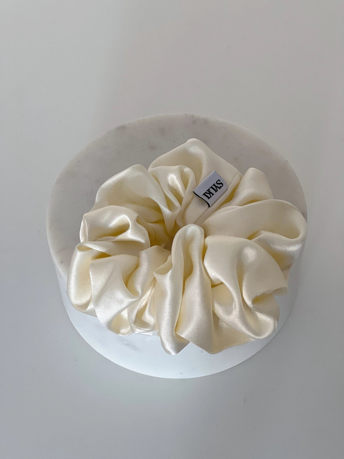 Vanillefarbenes Scrunchie aus reiner Seide