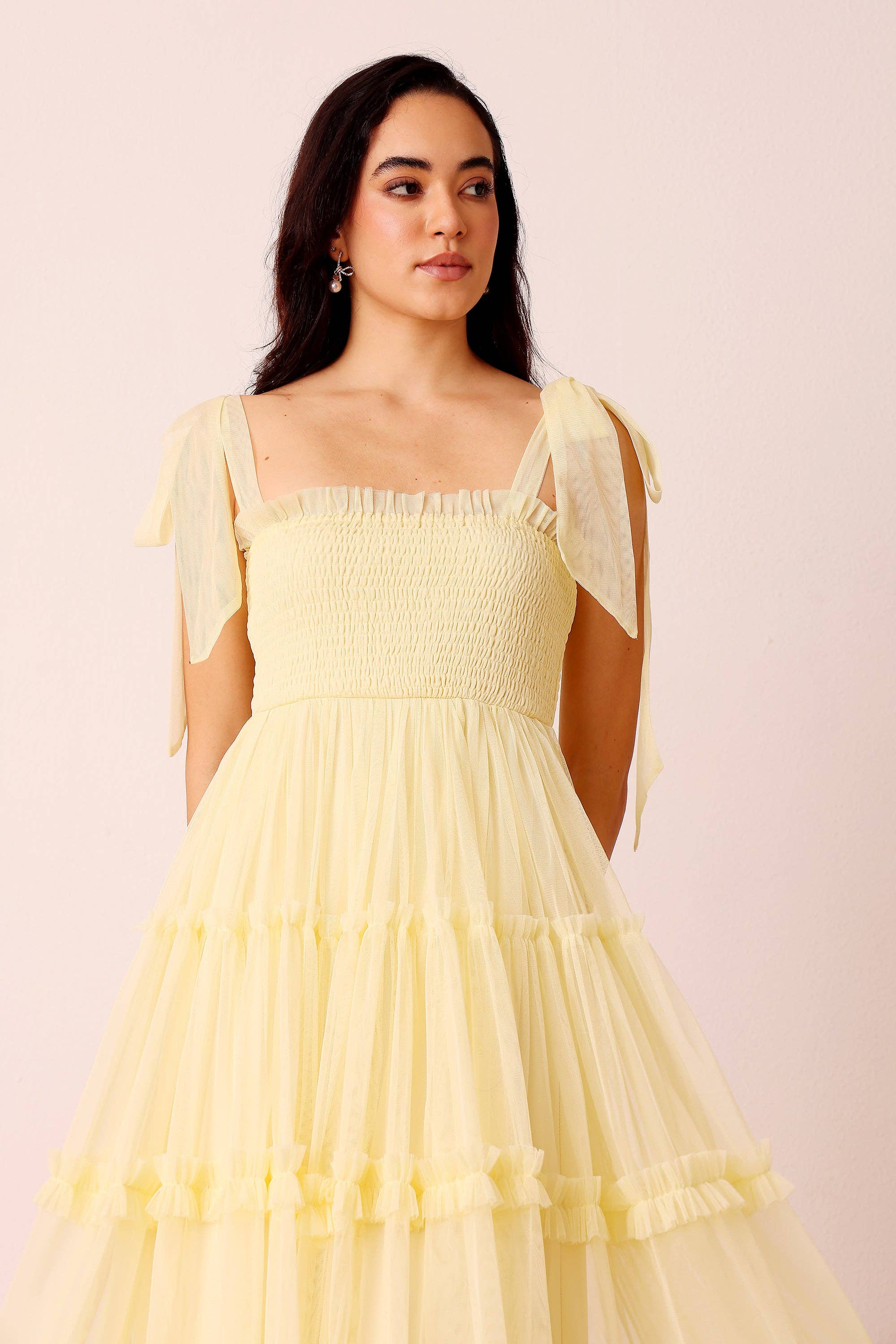 Louise Midikleid in Butterblume – Lace &amp; Beads