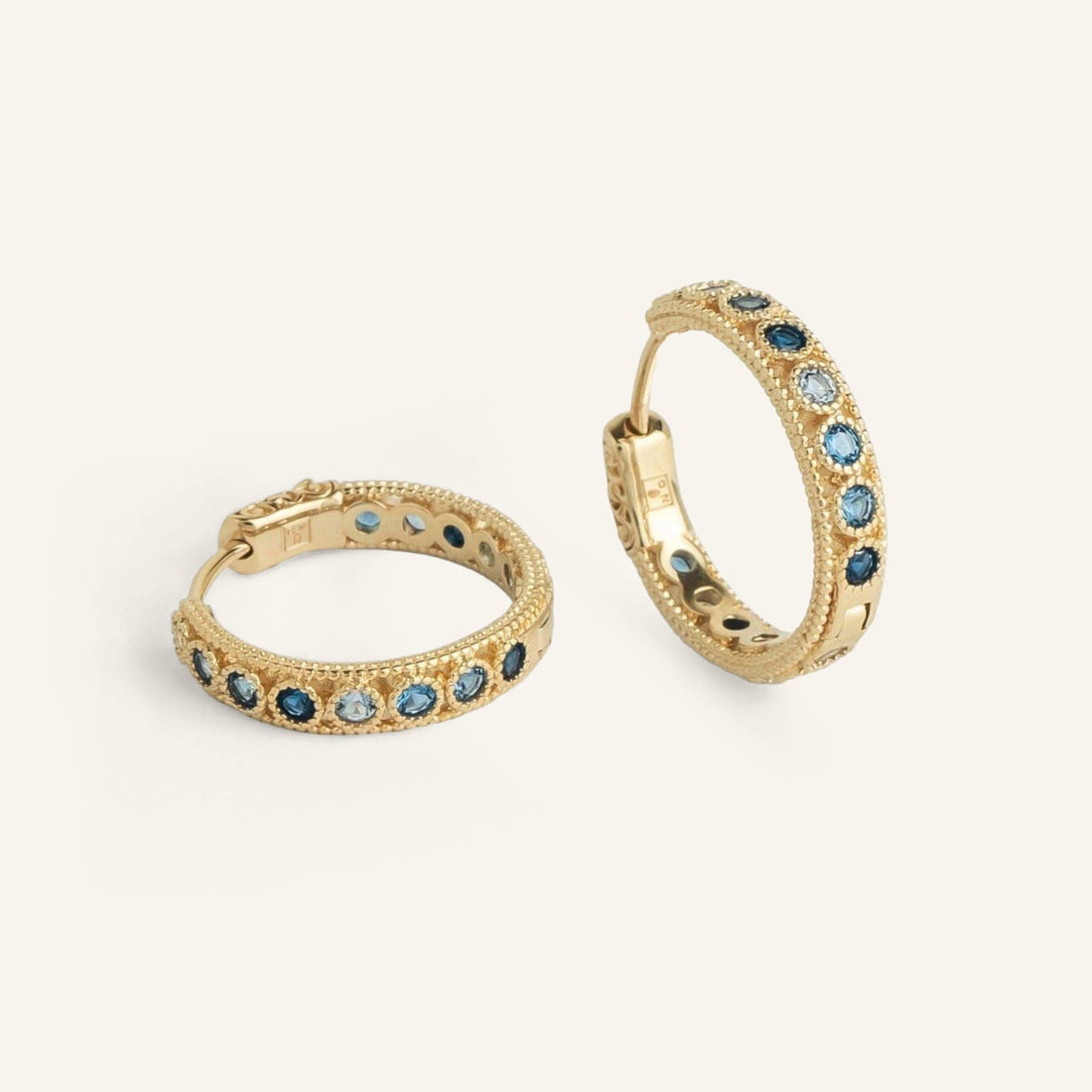Rym Hoop |  Guldpläterade Kreolörhängen med Blå Zirkoner