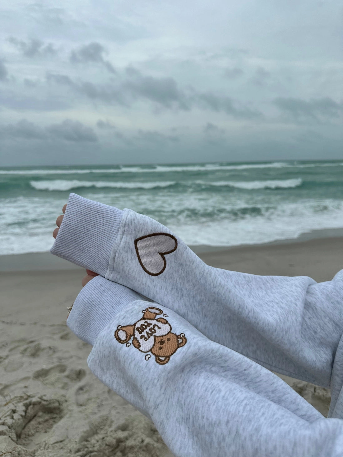 Teddy Bear Embroider Sweatshirt Pearl Grey, Sunkissed Coconut