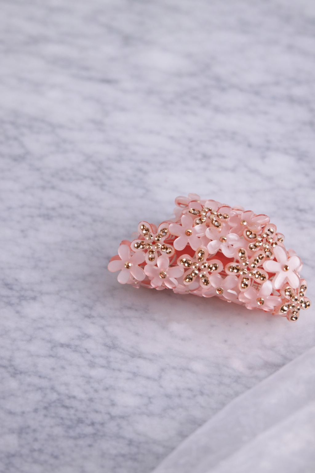 Rosalie Hair Claw | Rosa blomsterprydd hårklämma i akryl