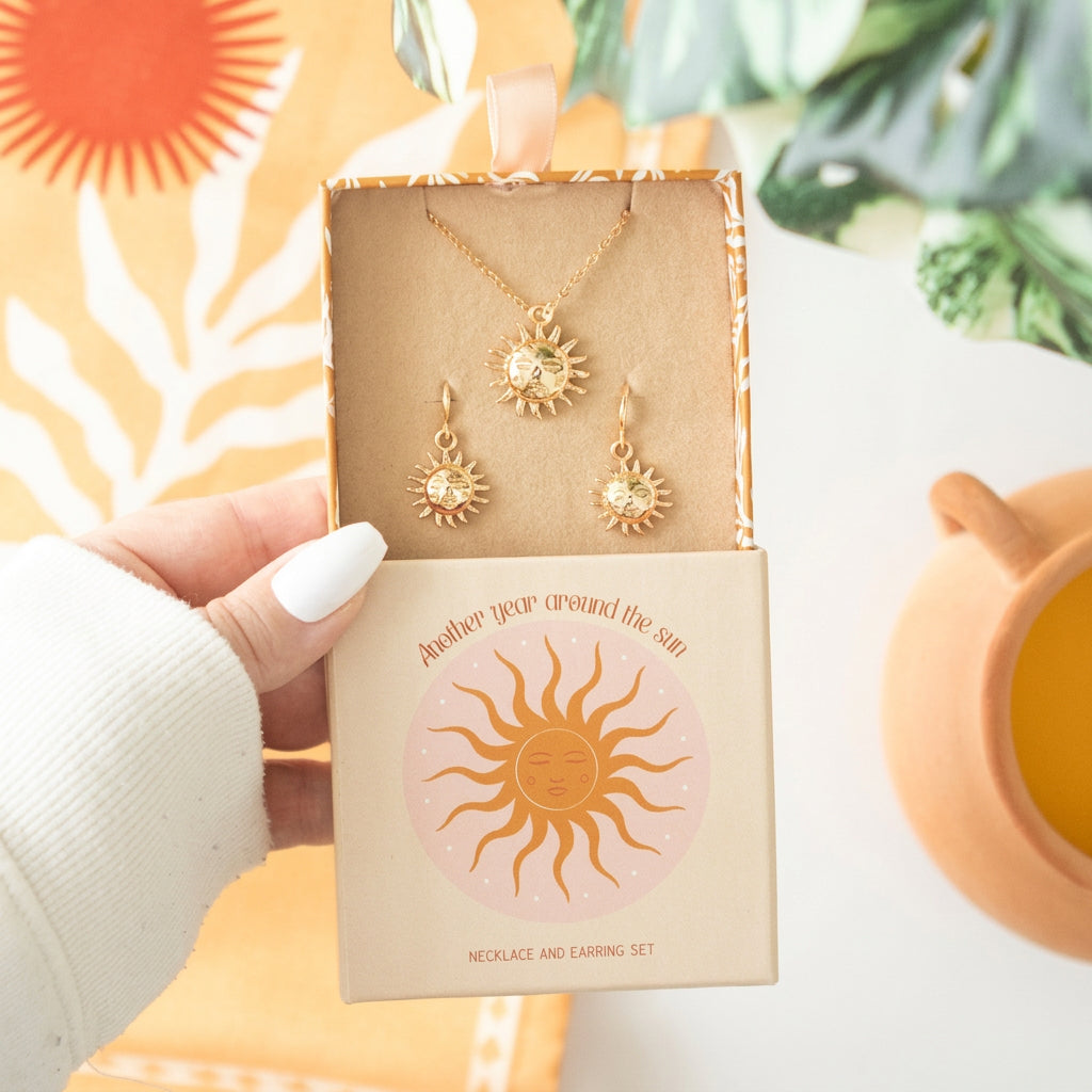 Golden Hour Smyckesset – Halsband &amp; Örhängen med Solmotiv