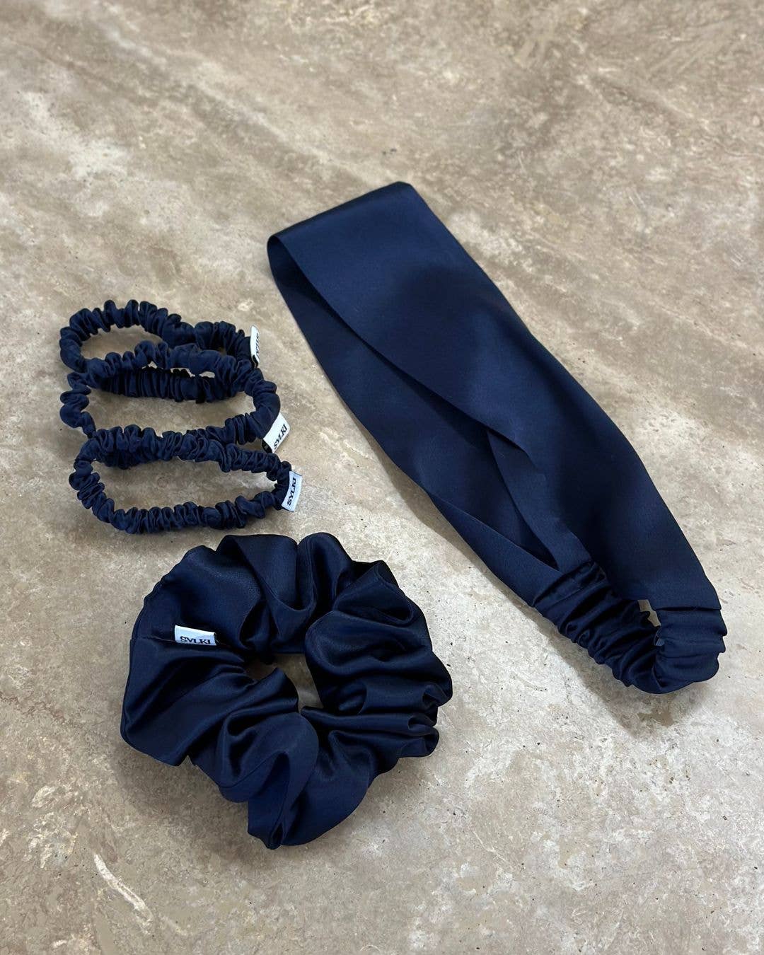 SYLKI Siden Scrunchie – Marinblå