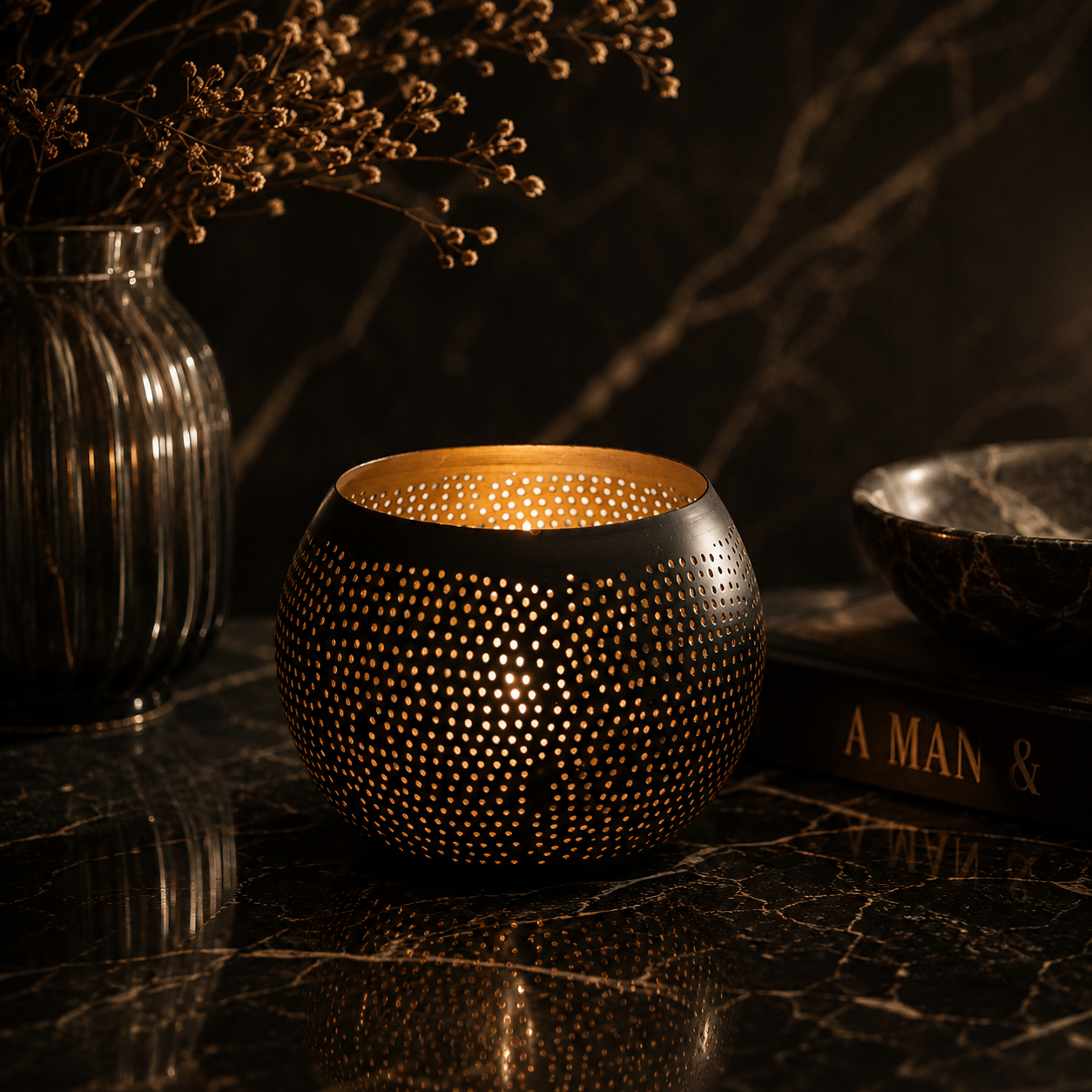 The Pierced Ball Black Gold – Ljuslykta i mässing | Bazar Bizar