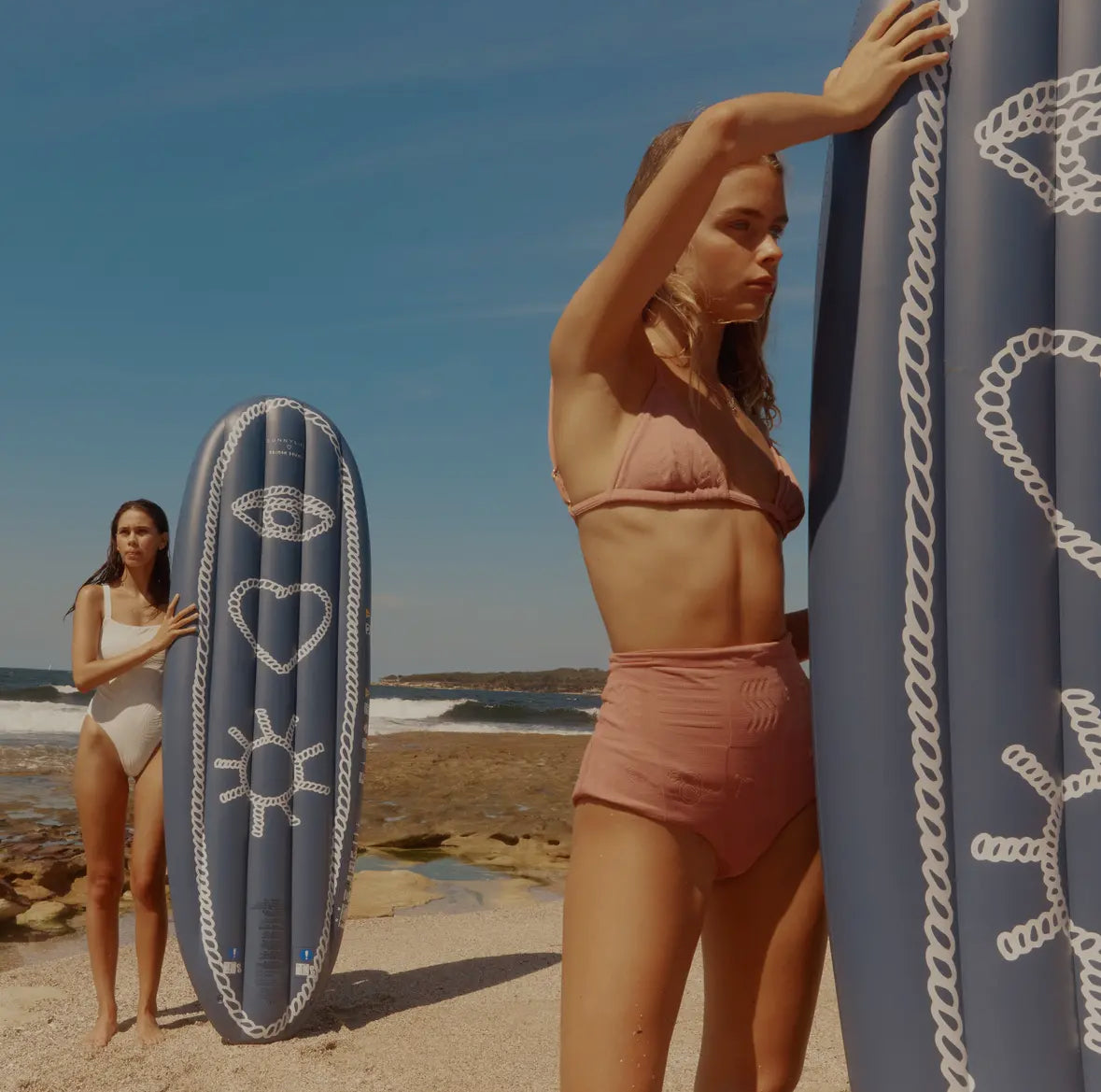 Aufblasbares Surfbrett „I Love Sun“ – Design aus der limitierten Edition von Sunnylife x Daimon Downey.