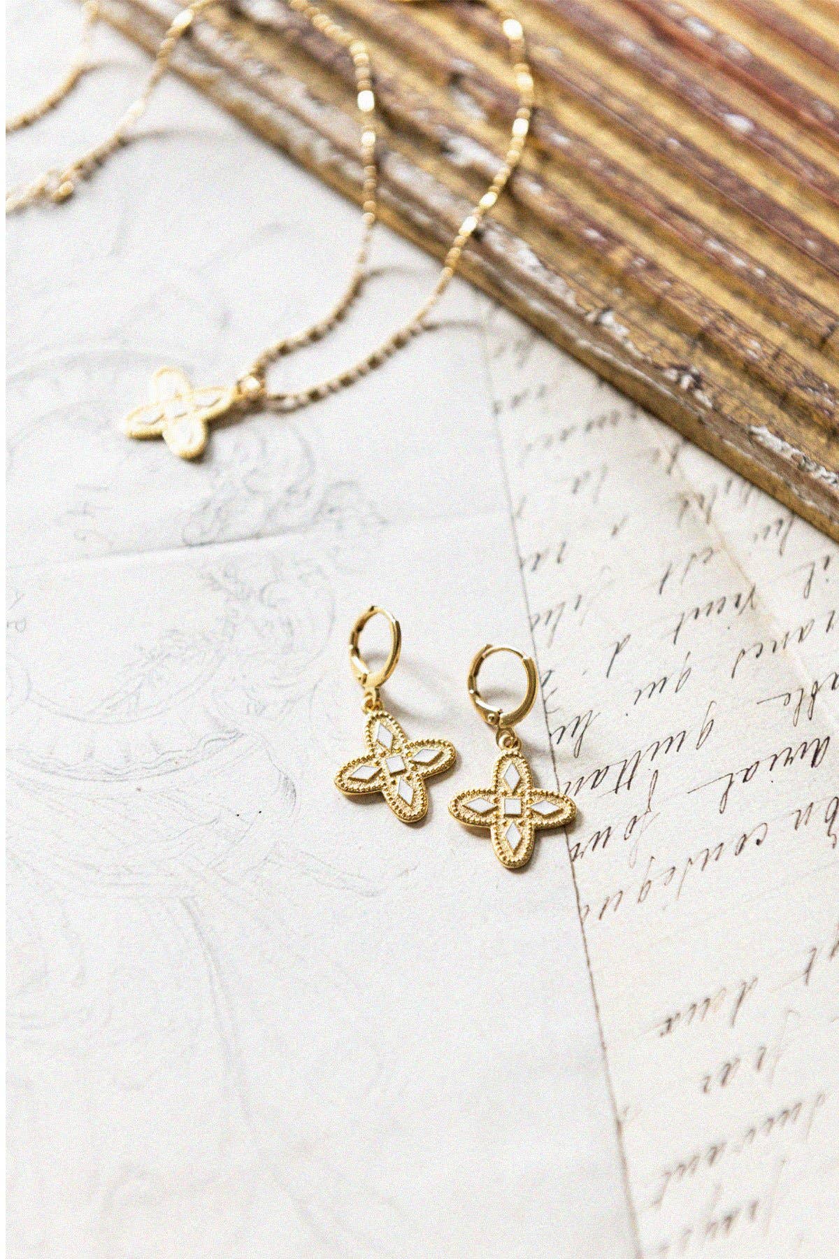 Goldfarbene Ohrringe Adriana Ecru | Bacci Paris