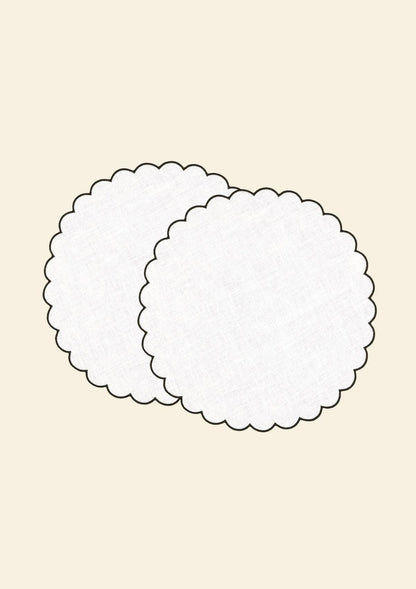 Linneunderlägg med scalloped kant – Vit &amp; Skifferblå (2-pack)