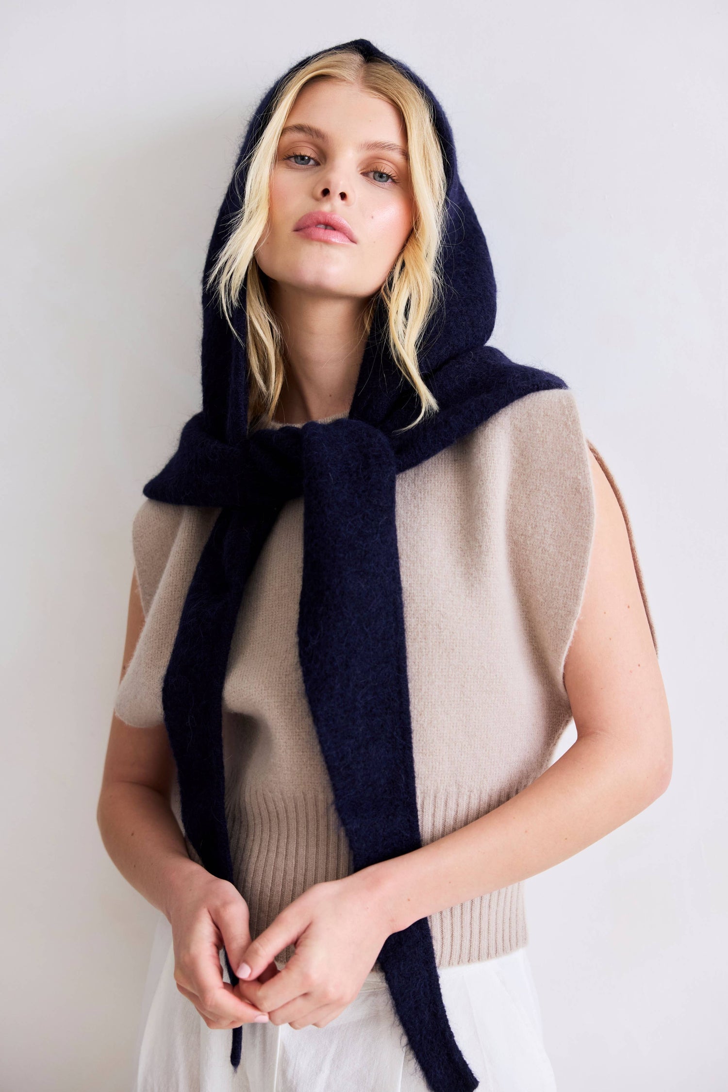 Alpaca Hooded Scarf i Djuphavsblå | Arctic Fox &amp; Co.