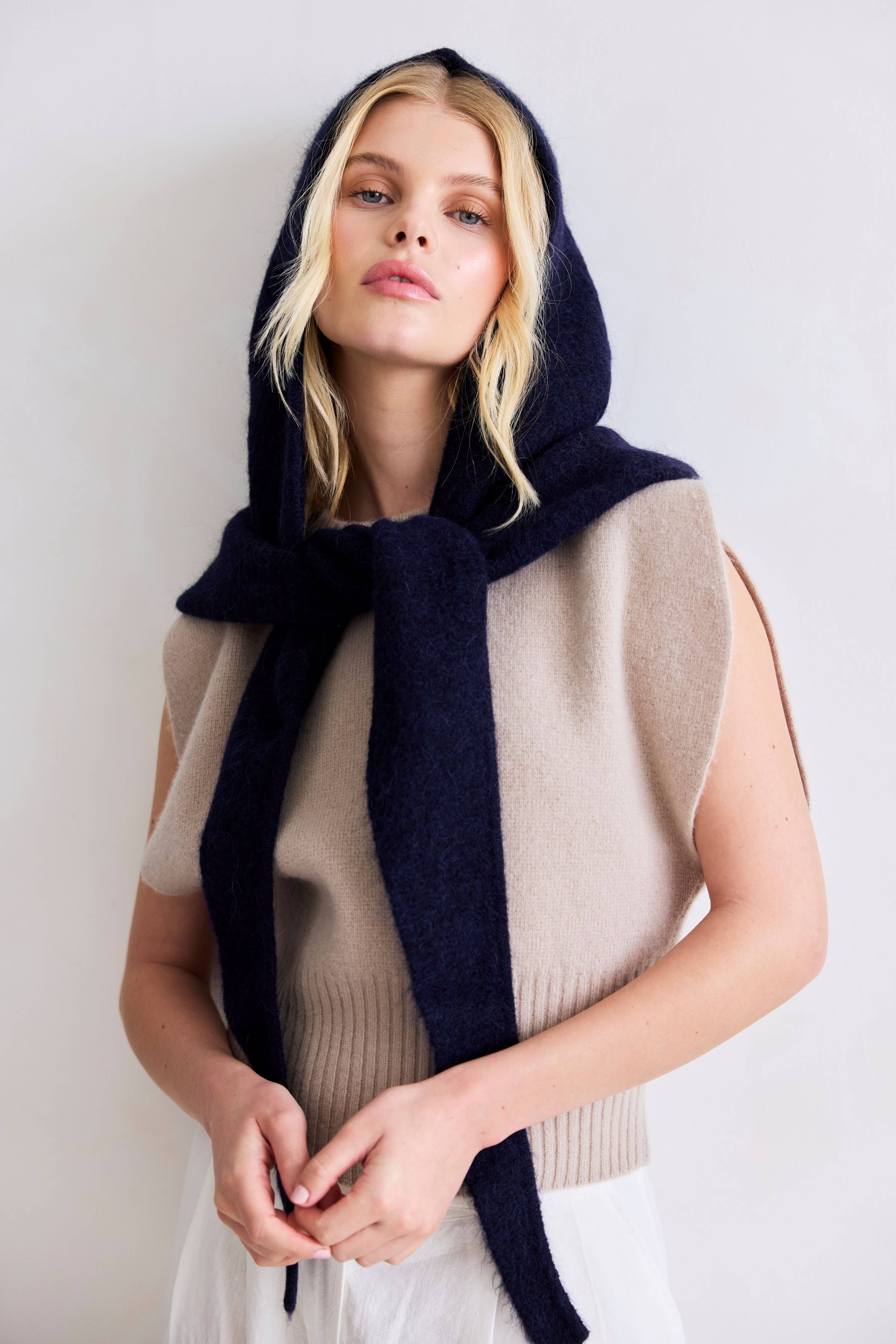 Alpaca Hooded Scarf i Djuphavsblå | Arctic Fox &amp; Co.