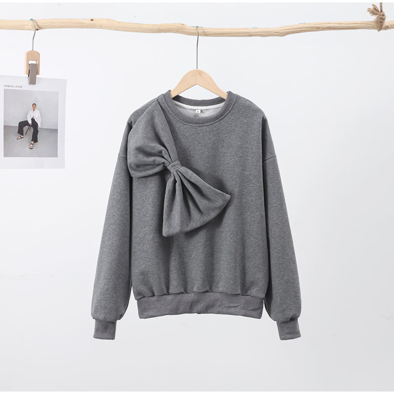 Sweatshirt with large bow