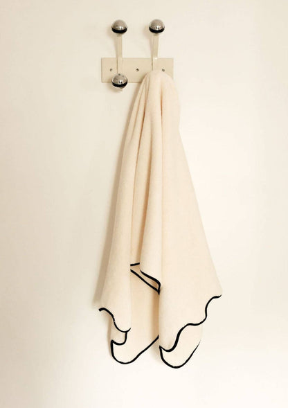 Vågig handhandduk i zero twist-bomull – Elfenben &amp; svart | Tomète