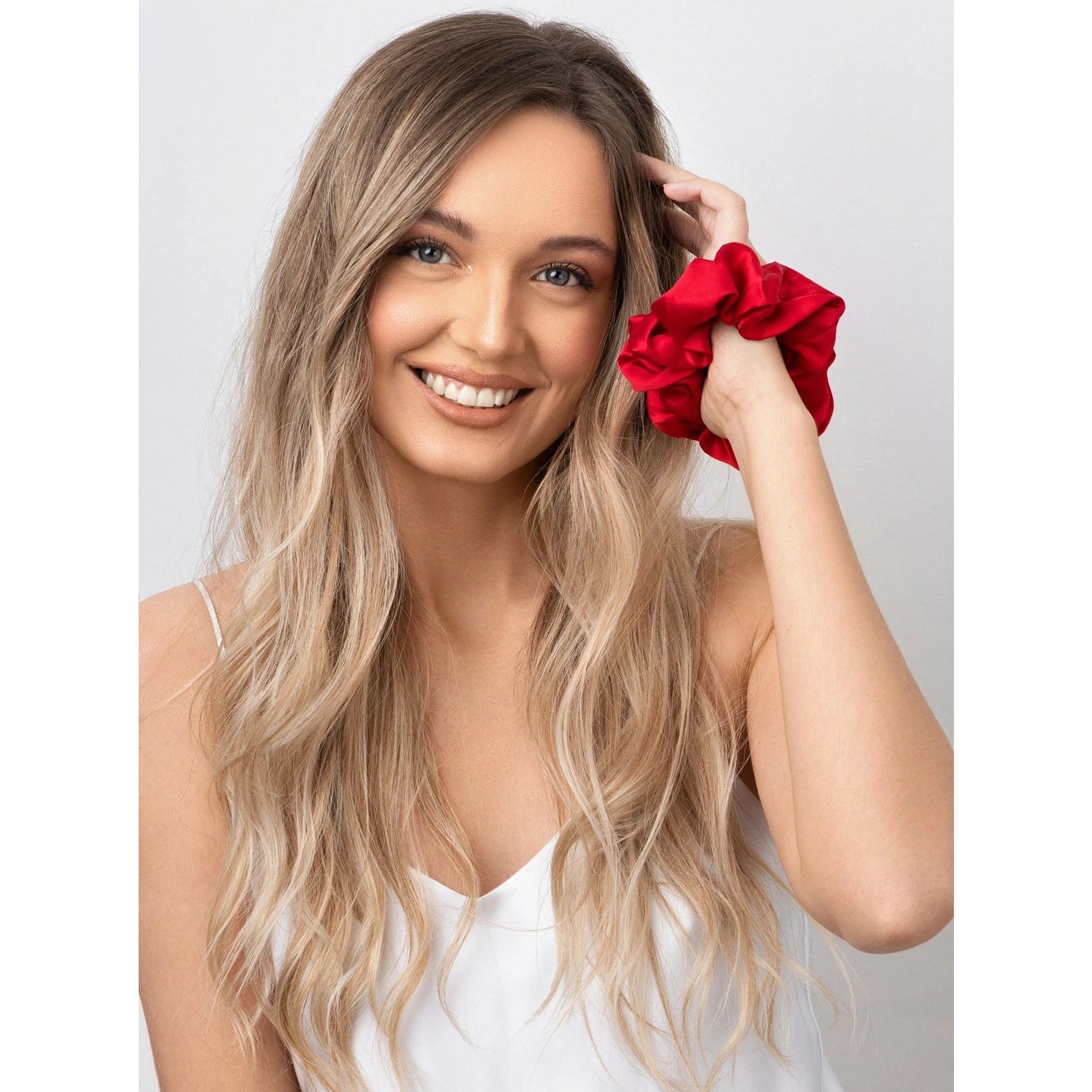 Rubinrotes Scrunchie aus reiner Seide