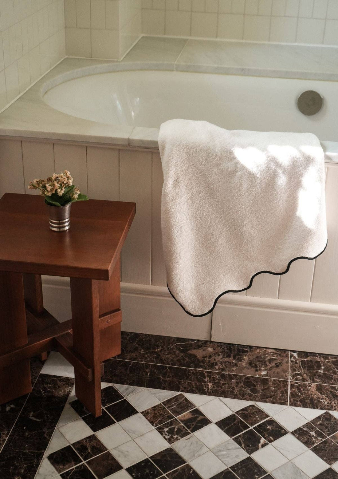 Vågigt badlakan i zero twist-bomull – Elfenben &amp; svart | Tomète