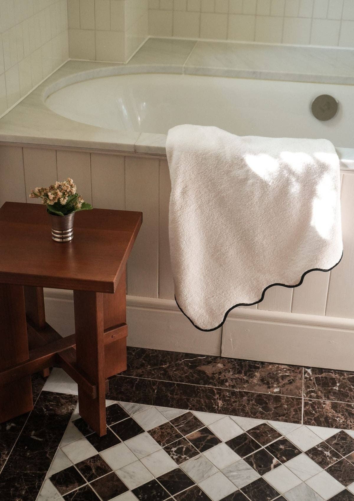 Vågigt badlakan i zero twist-bomull – Elfenben &amp; svart | Tomète