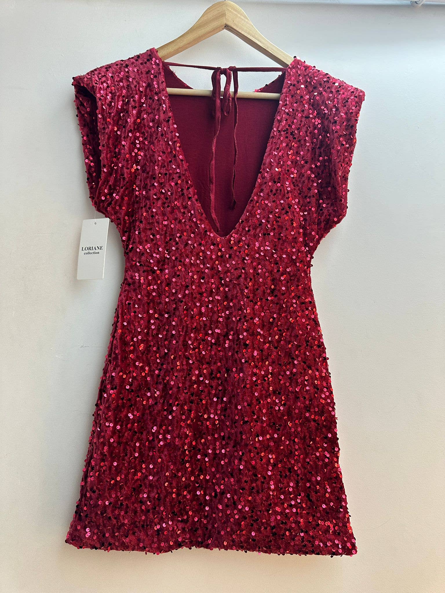 Kurzes Pailletten-Samtkleid mit tiefem Rückenausschnitt