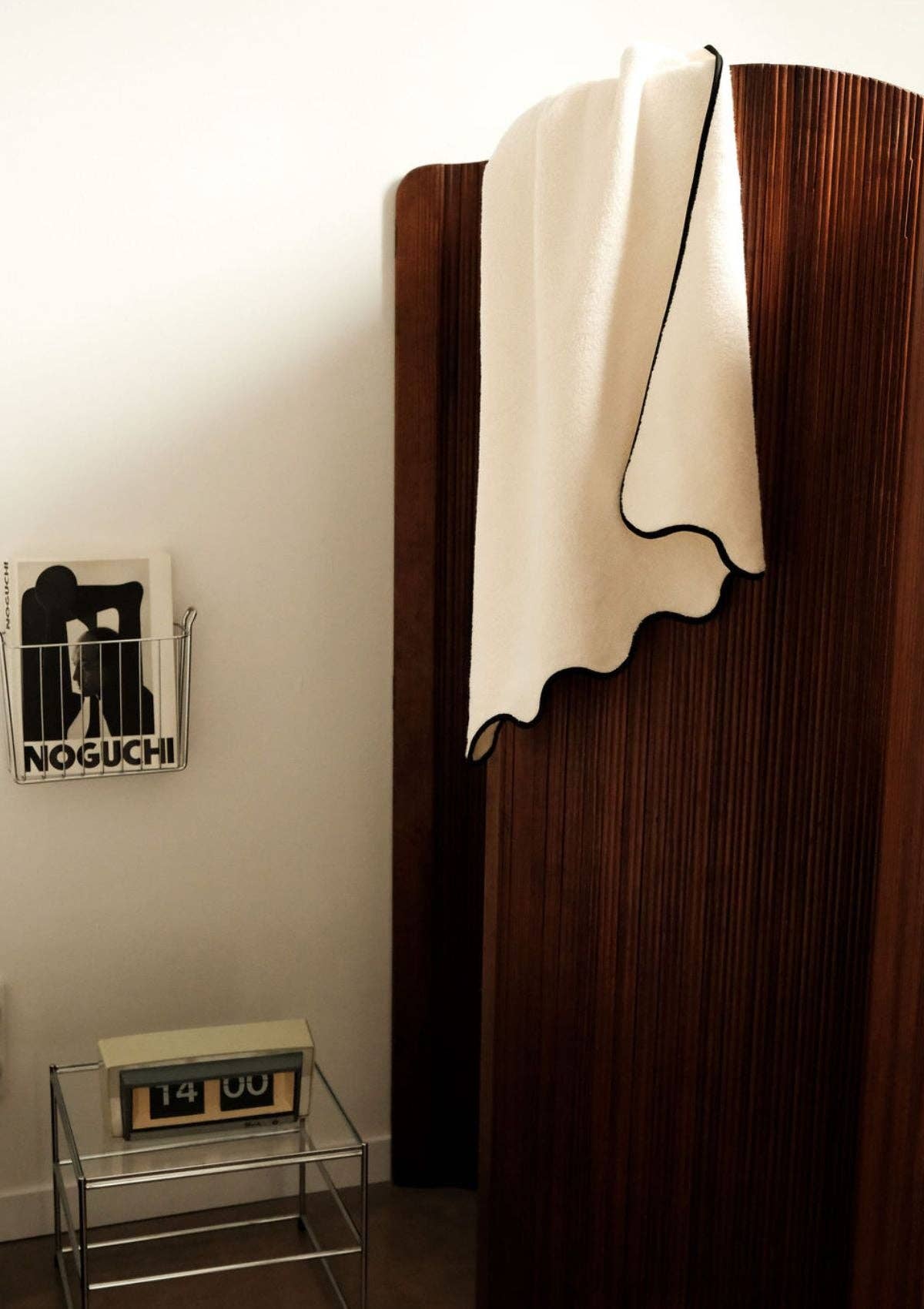 Vågig handhandduk i zero twist-bomull – Elfenben &amp; svart | Tomète