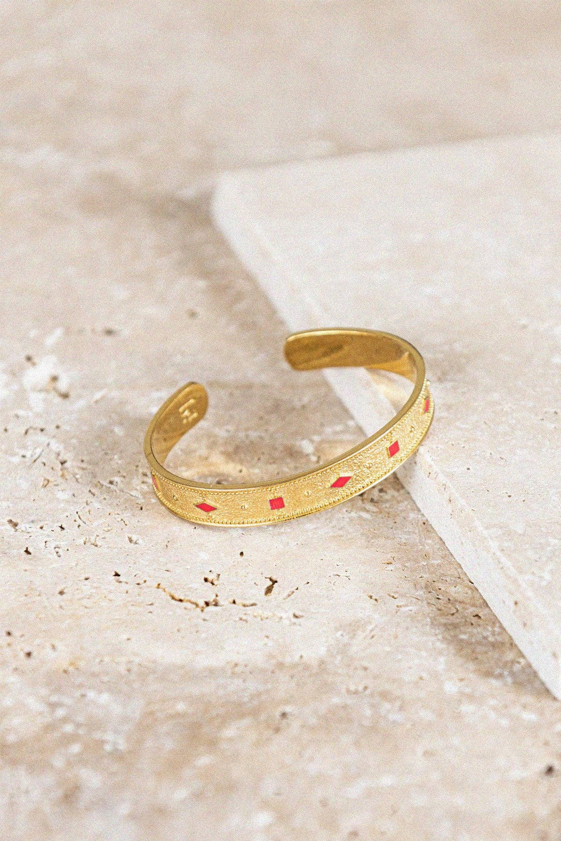 Guldarmband Adriana i röd emalj | Bacci Paris